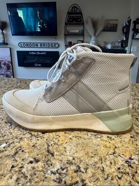 Sorel Casual High-Top boots in Light Gray with Pale Green Accent